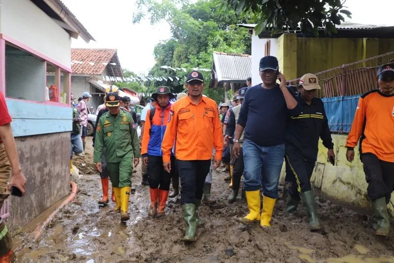 Wakil Bupati Garut Helmi Budiman meninjau daerah yang terdampak bencana alam banjir dan longsor di wilayah selatan Kabupaten Garut, Jawa Barat beberapa waktu lalu. ANTARA/HO-Diskominfo Garut