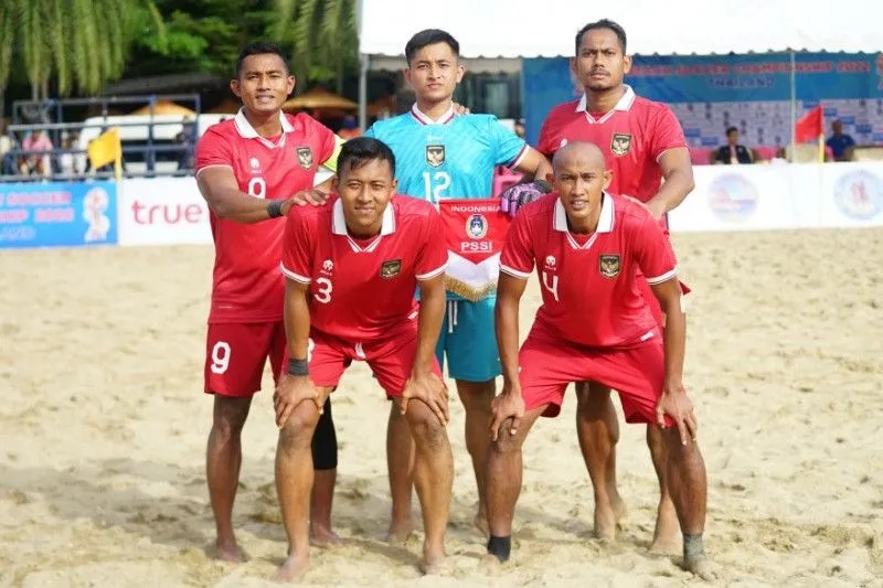 Tim nasional sepak bola pantai Indonesia berfoto sebelum laga terakhir mereka di Kejuaraan Sepak Bola Pantai AFF 2022 kontra Malaysia di Pattaya, Thailand, Kamis (29/9/2022). ANTARA/HO-PSSI.
