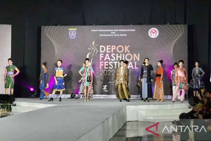 Salah kegiatan Fashion Festival yang memperkenalkan ragam budaya Batik Depok agar semakin dikenal masyarakat luas.(ANTARA/Foto: Feru Lantara)