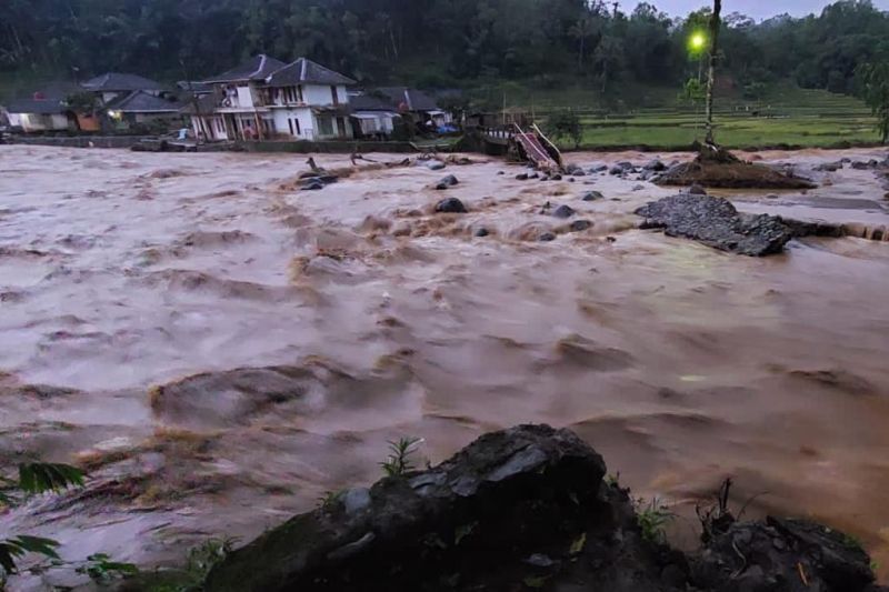 ilustrasi--Kondisi luapan sungai di Kecamatan Banjarwangi, Kabupaten Garut, Jawa Barat, Jumat, 12 Agustus 2022. ANTARA/HO-Polsek Banjarwangi