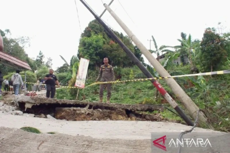 Ilustrasi jalan terbelah akibat bencana pergeseran tanah. (ANTARA/Fikri Setiawan/dok)
