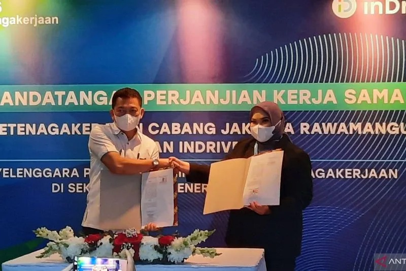 Country Driver Acquisition Team leader inDriver Dini Dwi Santria (kanan) dan Asisten Deputi Direktur BPJamsostek Wilayah DKI Jakarta Zayn Setiadi (kiri) berjabat tangan usai penandatanganan MoU kerja sama BPJamsostek bersama perusahaan transportasi online