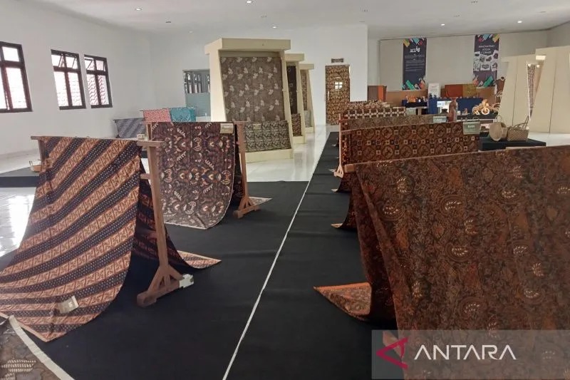 Beragam produk batik yang dipamerkan di Balai Besar Standardisasi dan Pelayanan Jasa Industri Kerajinan dan Batik (BBSPJIKB), Badan Standardisasi dan Kebijakan Jasa Industri (BSKJI) Kemenperin di Yogyakarta. ANTARA/Hery Sidik.