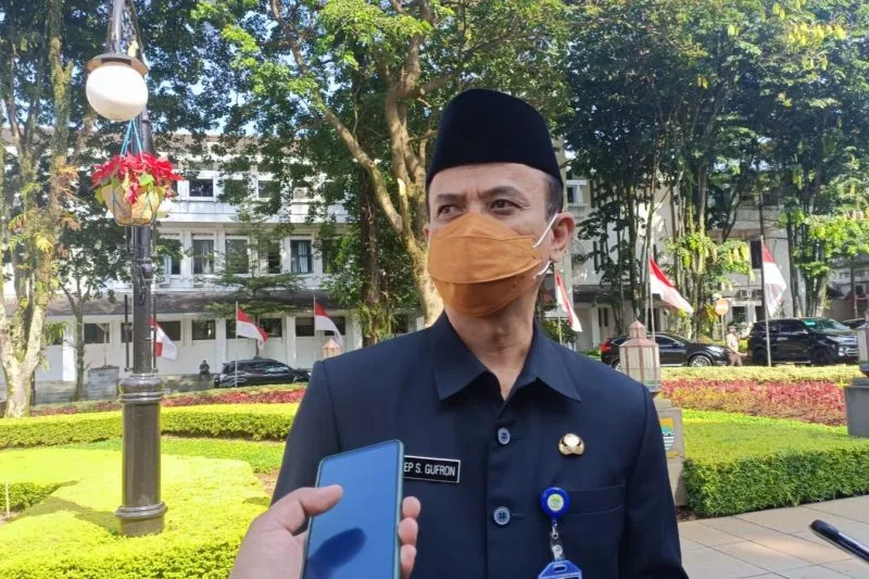 Ketua Harian Satgas Penanganan COVID-19 Kota Bandung Asep Saeful Gufron. (ANTARA/HO-Humas Pemkot Bandung)