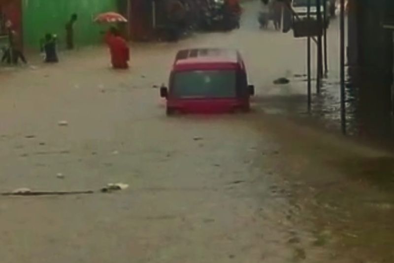 Banjir akibat meluapnya Sungai Cibening di Kecamatan Purabaya, Kabupaten Sukabumi, Jabar pada Jumat, (7/10) merendam permukiman warga dan sejumlah fasilitas lainnya dan hingga Sabtu, (8/10) BPBD Kabupaten Sukabumi mencatat ada sebanyak 140 kepala keluarga
