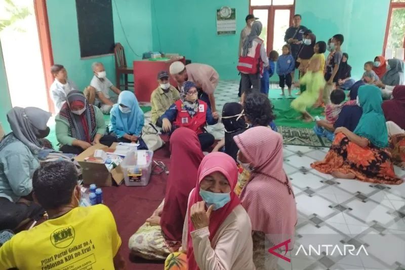 Tenaga kesehatan dari PMI Cianjur, Jawa Barat, memberikan pelayan kesehatan untuk puluhan warga korban bencana alam longsor dan pergerakan tanah di Kecamatan Cibeber, Selasa (11/10/2022). ANTARA/Ahmad Fikri