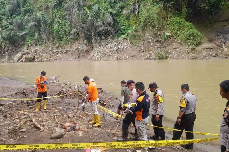 Petugas melakukan olah tempat kejadian perkara penemuan jasad di pinggir sungai, Kecamatan Cineam, Kabupaten Tasikmalaya, Jawa Barat, Rabu (12/10/2022). (ANTARA/HO-Polresta Tasikmalaya)