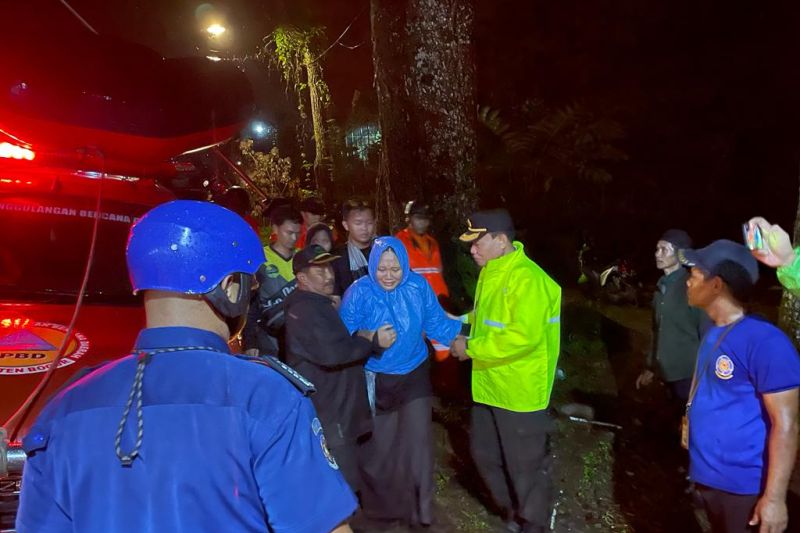 Tim SAR gabungan masih mencari satu siswi SMP Al Hikmah Kota Depok yang hanyut bersama tiga orang temannya di Curug Kembar. Foto: Branda ANTARA