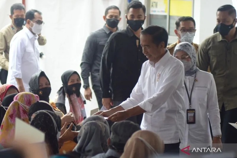 Presiden Joko Widodo menyalurkan bantuan sosial kepada masyarakat di Kantor Pos Bandung, Kota Bandung, Jawa Barat, Kamis (13/10/2022). (ANTARA/Bagus Ahmad Rizaldi)