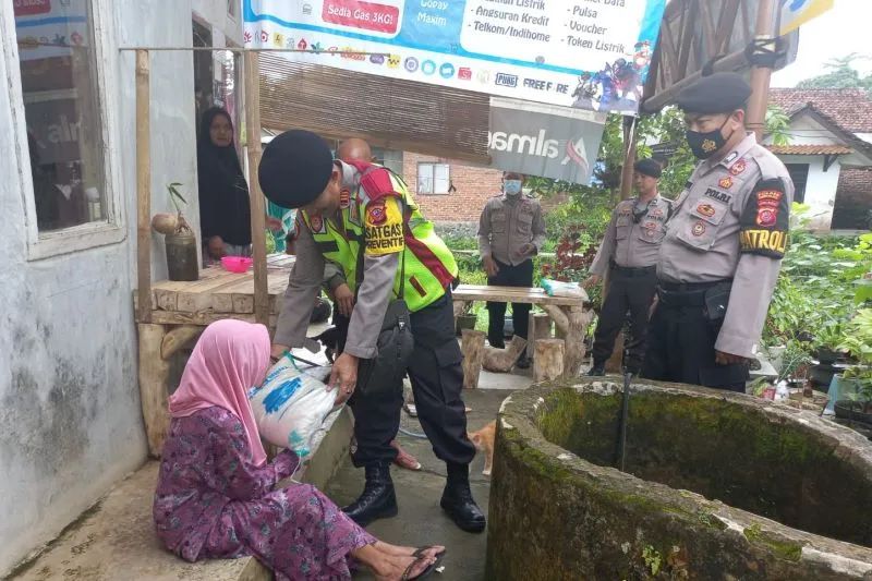 Polisi membagikan bantuan paket sembako bagi warga kurang mampu di Kampung Gunungjambe, Kelurahan Cipawitea, Kecamatan Mangkubumi, Kota Tasikmalaya, Jawa Barat, Kamis (13/10/2022). (ANTARA/HO-Humas Polresta Tasikmalaya)