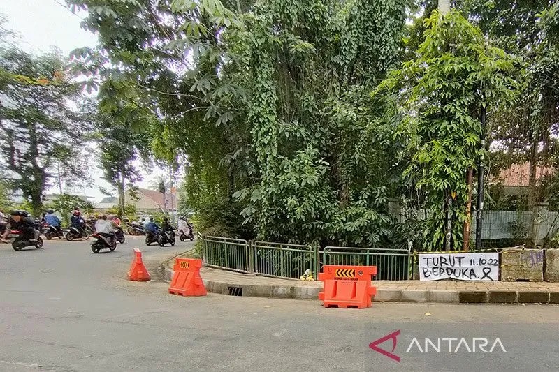 Suasana selokan drainase belokan Jalan Dadali yang merupakan lokasi mahasiswi IPB Adzra Nabila terperosok dan hanyut saat hujan deras (12/10) di Kelurahan Tanahsareal, Kecamatan Tanah Sareal, Kota Bogor, Jawa Barat, Ahad (16/10/2022). ANTARA/Linna Susanti