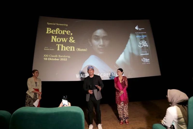 Gubernur Jawa Barat Ridwan Kamil saat menghadiri pemutaran film Before, Now and Then (Nana) di satu bioskop di Kota Bandung, Jawa Barat. (ANTARA/HO-Humas Pemda Jabar)