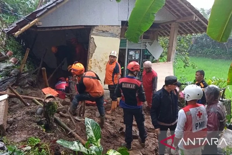 Tim SAR gabungan saat melakukan evakuasi korban tertimbun longsor di Kampung Cibunar, Kabupaten Sukabumi, Jawa Barat, Minggu (23/10/2022). (ANTARA/Aditya Rohman) 