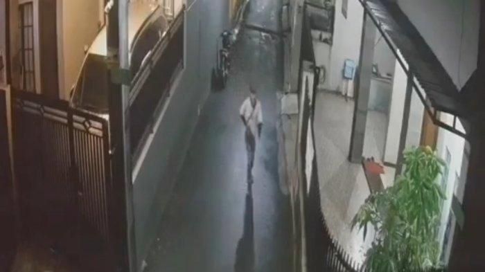 Pelaku penusukan bocah 12 tahun terekam CCTV. ist