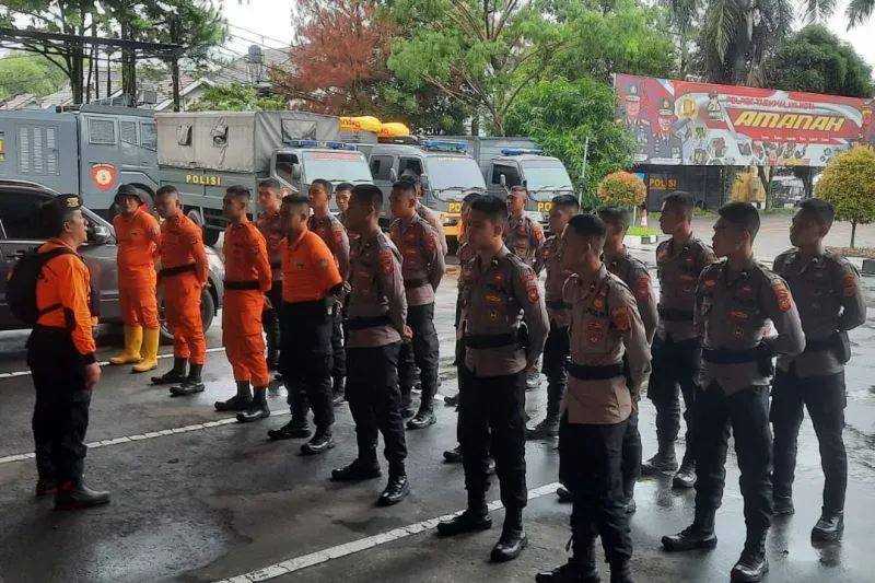 Personel kepolisian siap diterjunkan untuk membantu korban banjir di wilayah Kecamatan Sukaresik, Kabupaten Tasikmalaya, Provinsi Jawa Barat, Rabu (26/10/2022). (ANTARA/HO-Polresta Tasikmalaya)