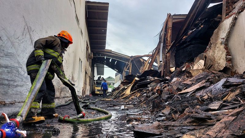 Petugas pemadam kebakaran masih melakukan pendinginan di lokasi kebakaran pabrik triplek di Kota Bandung, Jabar. (Medcom.id/Roni K)
