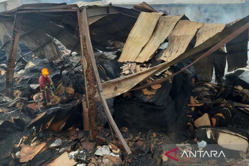 Petugas memadamkan titik api pada kebakaran gudang penyimpanan triplek di kawasan Cijagra, Jalan Soekarno Hatta, Kota Bandung, Jawa Barat, Rabu (26/10/2022). (ANTARA/Bagus Ahmad Rizaldi)