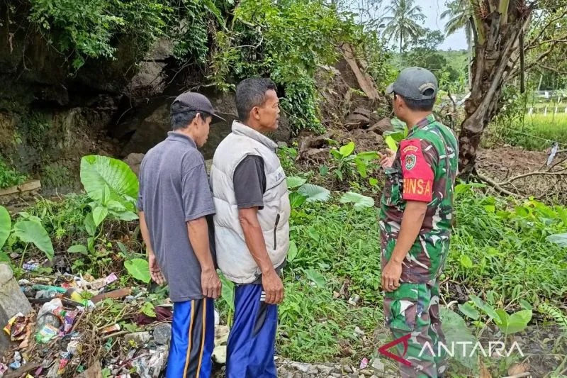 Petugas menunjukan lokasi penemuan jasad anak laki-laki yang tertimbun longsor saat berteduh di bawah tebing di Kampung Sadar Alam, Desa Jayapura, Kecamatan Cidaun, Cianjur, Jabar, Rabu (26/10/2022) ANTARA/Ahmad Fikri