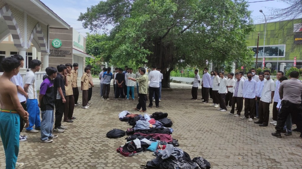 Puluhan pelajar SMK di Kota Cirebon yang merencanakan tawuran di Hari Sumpah Pemuda, saat dikumpulkan oleh pihak kepolisian. (Istimewa)