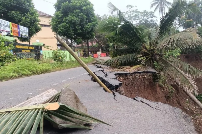 BPBD Usulkan Perbaikan Jalan Tergerus Longsor di Kecamatan Parungponteng