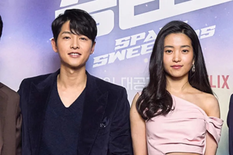 Song Joong Ki dan Kim Tae Ri berfoto untuk penayangan film 