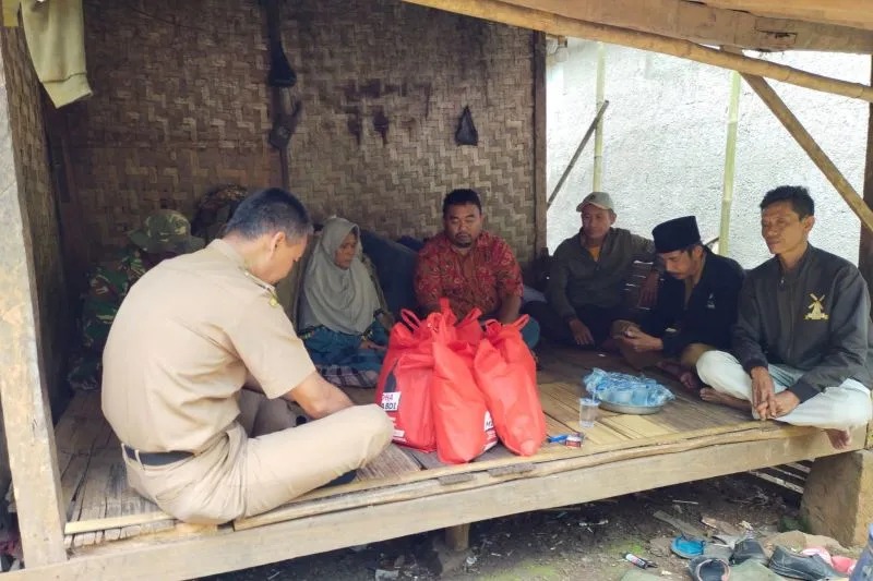 Perwakilan pemerintah daerah dan anggota DPRD Garut meninjau rumah dari keluarga ART korban penganiayaan di Limbangan, Kabupaten Garut, Jawa Barat, Senin (31/10/2022). ANTARA/HO-DPRD Garut