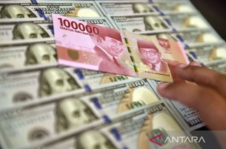 Ilustrasi: Petugas jasa penukaran valuta asing memeriksa lembaran mata uang rupiah dan dollar AS di Jakarta. ANTARA FOTO/Puspa Perwitasari/kye. (ANTARA FOTO/PUSPA PERWITASARI)