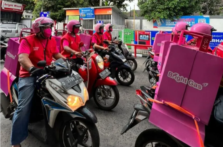 Pelepasan konvoi 10 armada PDS yang membawa produk Brightgas dari SPBU COCO Dago untuk berkeliling Kota Bandung dengan tujuan akhir di outlet  Masagi Coffee. (Foto Humas Pertamina)
