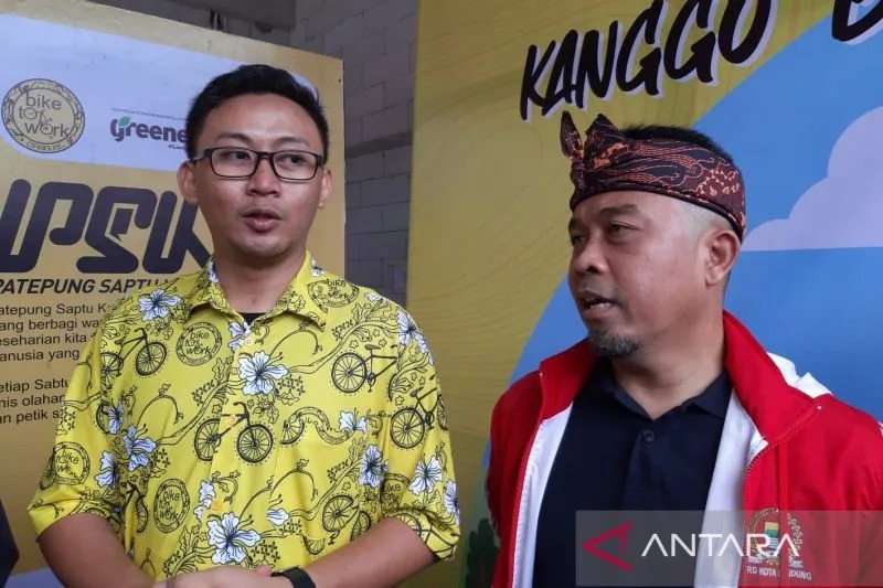 Anggota DPRD Kota Bandung Agus Andi Setyawan (kanan) bersama Ketua Komunitas Bike to Work Wildan Fachdiansyah di Bandung, Jawa Barat, Jumat (4/11/2022). (ANTARA/Bagus Ahmad Rizaldi)