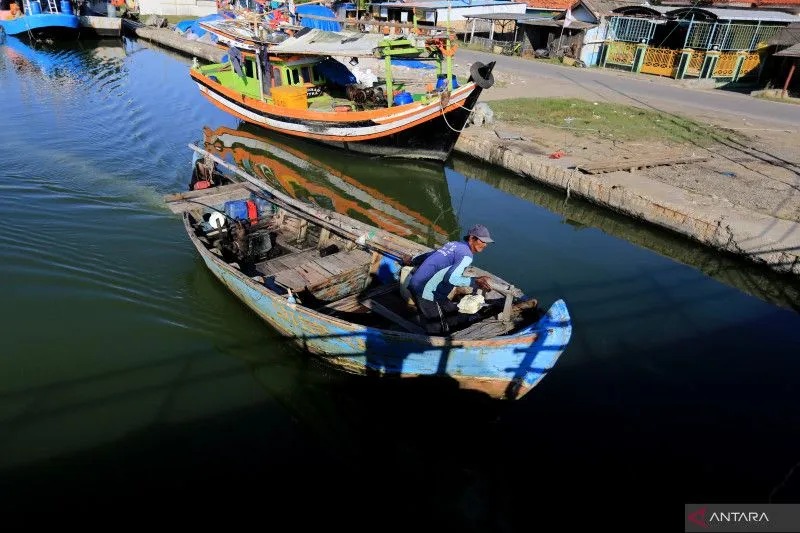 Arsip Foto. Nelayan mengemudikan perahu di muara Karangsong, Indramayu, Jawa Barat, Kamis (15/9/2022). (ANTARA FOTO/Dedhez Anggara/hp)