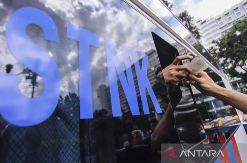 Ilustrasi - Warga memperpanjang Surat Tanda Nomor Kendaraan (STNK) di Samsat Keliling Lapangan Banteng, Jakarta. ANTARA FOTO/Muhammad Adimaja/pd/aa.