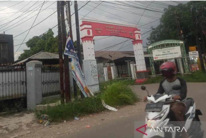 Pengendara sepeda motor melintas di jalan perumahan yang berada di Kota Cirebon, Jawa Barat, Selasa (1/11/2022). (ANTARA/Khaerul Izan)