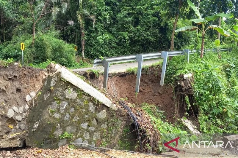 Kondisi pondasi jalan nasional yang menghubungkan Kecamatan Cisolok, Kabupaten Sukabumi, Jawa Barat dengan Banten tepatnya di Kampung Cibangban, Desa Pasirbaru, Kecamatan Cisolok yang longsor. ANTARA/Aditya Rohman