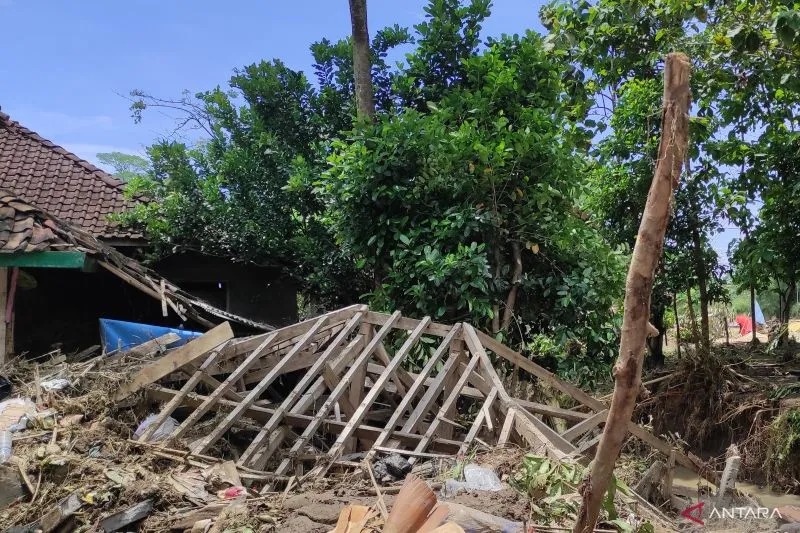 Rumah warga yang rusak akibat banjir di Desa Cidamar, Kecamatan Cidaun, Cianjur, Jawa Barat, dibangun kembali oleh Pemkab Cianjur. ANTARA/Ahmad Fikri