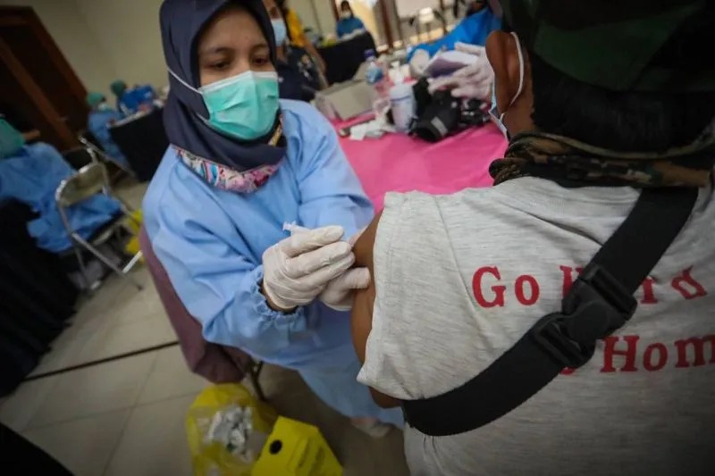 Petugas kesehatan menyuntikkan vaksin ke warga di Kota Bandung, Jawa Barat. (ANTARA/HO-Humas Pemkot Bandung)