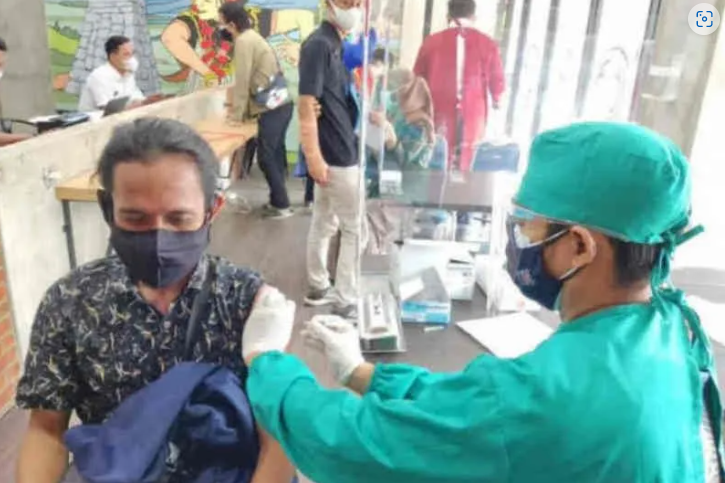 Petugas saat menyuntikkan vaksin COVID-19 kepada calon penumpang kereta di Stasiun Cirebon, Jawa Barat, Selasa (10/8/2021). (ANTARA/Ho Humas KAI Daop 3 Cirebon)