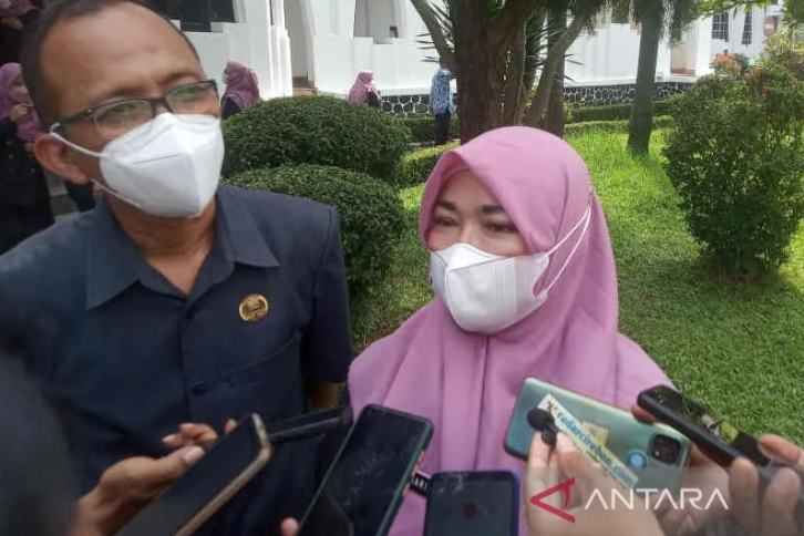 Kepala Dinas Kesehatan Kota Cirebon Siti Maria Listiawaty memberi keterangan kepada media di Cirebon, Jawa Barat, Senin (14/11/2022). (ANTARA/Khaerul Izan)