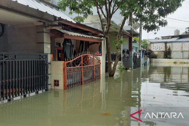 Sejumlah warga di RT/RW 01/17, Desa Gelam Jaya, Pasar Kemis, Tangerang terendam banjir setinggi 90 centimeter akibat jebolnya tanggul situ di daerah itu. (ANTARA/Azmi Samsul Maarif)