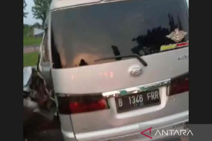 Tangkapan layar- Kendaraan minibus yang terlibat kecelakaan di KM 139 Tol Cipali Indramayu, Jawa Barat, Selasa (15/11/2022). (ANTARA/Khaerul Izan)