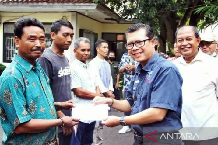 Wakil Bupati Subang, Agus Masykur saat memberikan bantuan untuk peternak terdampak PMK di Subang. ANTARA/HO-Pemkab Subang/am.