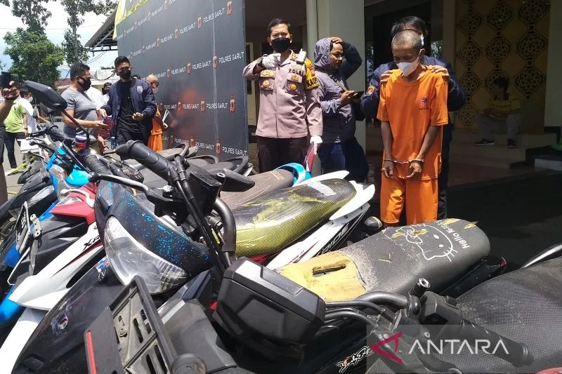 Polisi menunjukkan barang bukti dan tersangka dalam kasus pencurian kendaraan bermotor saat jumpa pers di Markas Polres Garut, Jawa Barat, Jumat (18/11/2022). (ANTARA/Feri Purnama)