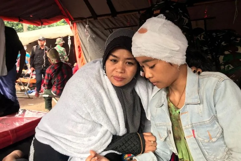 Ida Farida (kiri) menemani putrinya Siti Hamdal yang menjadi penyintas gempa magnitudo 5,6 di RSUD Sayang, Cianjur, Jawa Barat (22/11/2022). (ANTARA/Devi Nindy)