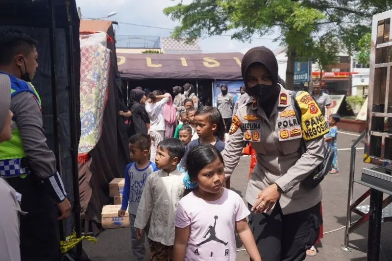 Polwan mengajak anak-anak yang terdampak gempa bermain di pos pengungsian yang disediakan oleh Kepolisian Resor Cianjur di Kabupaten Cianjur, Provinsi Jawa Barat, Rabu (23/11/2022). (ANTARA/HO-Humas Polda Jawa Barat)
