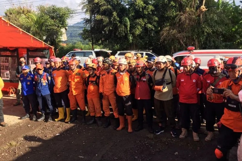 Sejumlah personel Tim SAR bersiap melakukan pencarian di Posko SAR Cijedil, Desa Cijedil, Kabupaten Cianjur, Jawa Barat, Kamis (24/11/2022). (ANTARA/HO-Kantor SAR Bandung)