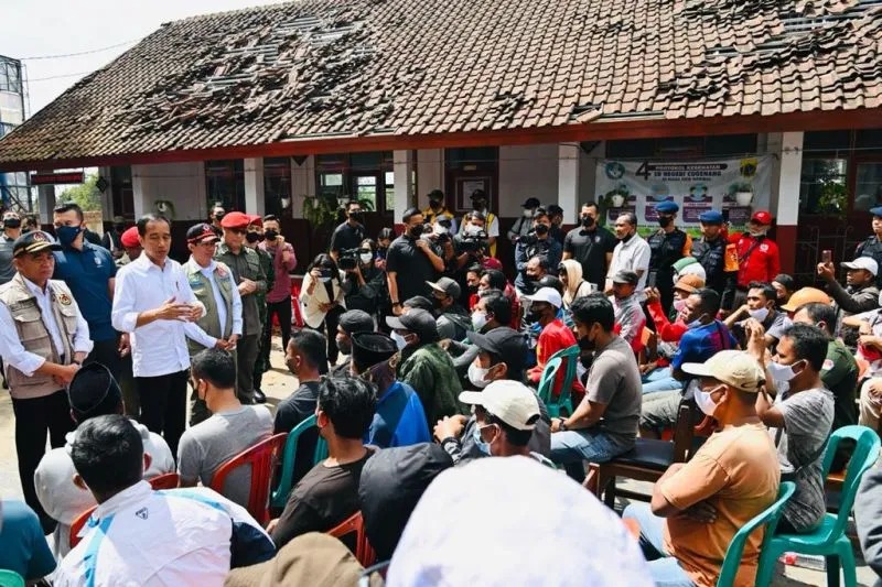 Presiden RI Joko Widodo menemui para pengungsi penyintas gempa di SDN 2 Sukamaju, Gasol, Cugenang, Kabupaten Cianjur, Jawa Barat, Kamis (24/11/2022). (ANTARA/HO-Biro Setpres)