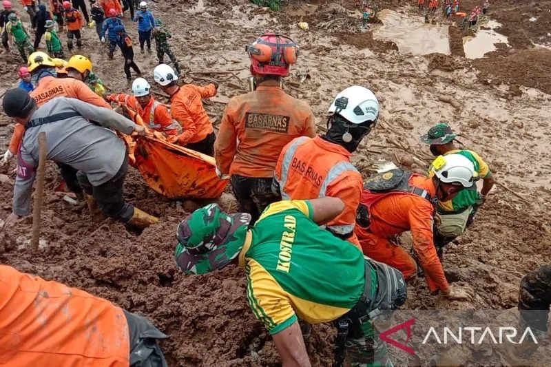 Proses evakuasi jenazah oleh anggota Basarnas di Desa Cijedil Kecamatan Cugenang Kabupaten Cianjur, Jawa Barat, Jumat (25/11/2022). (ANTARA/Erlangga BP)