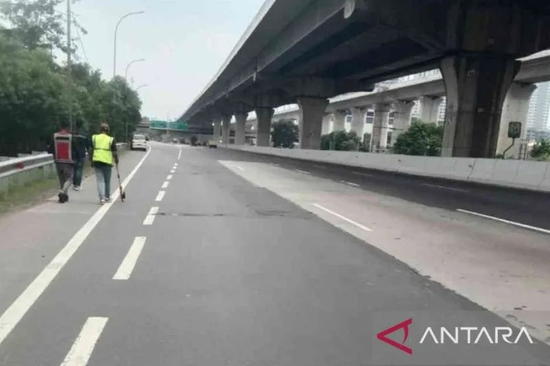 Titik perbaikan jalan di Ruas Tol Jakarta-Cikampek. (ANTARA/Pradita Kurniawan Syah).