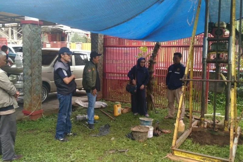 Tim Siaga Bencana Kementerian ESDM memantau kegiatan pengeboran sumur air bersih untuk para penyintas gempa bumi di Cianjur, Jawa Barat. (ANTARA/HO-Badan Geologi)