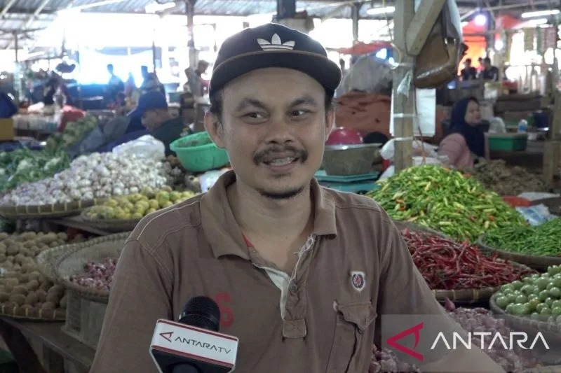Pedagang sembako di Pasar Induk Kabupaten Cianjur, Jawa Barat, saat menyampaikan keterangan kepada wartawan terkait fluktuasi harga imbas gempa bumi, Kamis (1/12/2022). (ANTARA/Andi Firdaus).