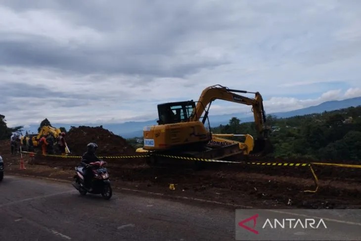 Sejumlah petugas dengan kendaraan alat berat melakukan pencarian korban di kawasan Warung Sate Shinta, Kabupaten Cianjur, Jawa Barat, Jumat (2/12/2022). (ANTARA/Feri Purnama)